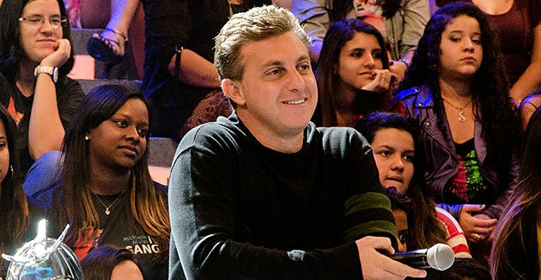 Ainda com dores nas costas, Luciano Huck volta a gravar o ‘Caldeirão’