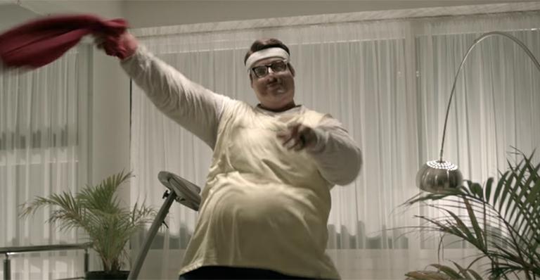 Lucas Lucco relembra visual irreconhecível em clipe: ‘Ser sensual é uma arte’