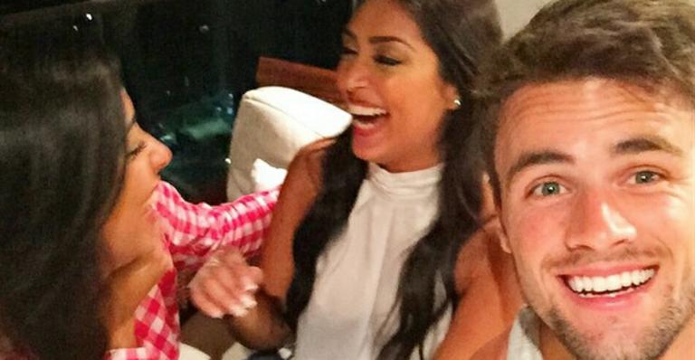Amanda Djehdian janta com Rafael Licks e Talita Araújo no Rio