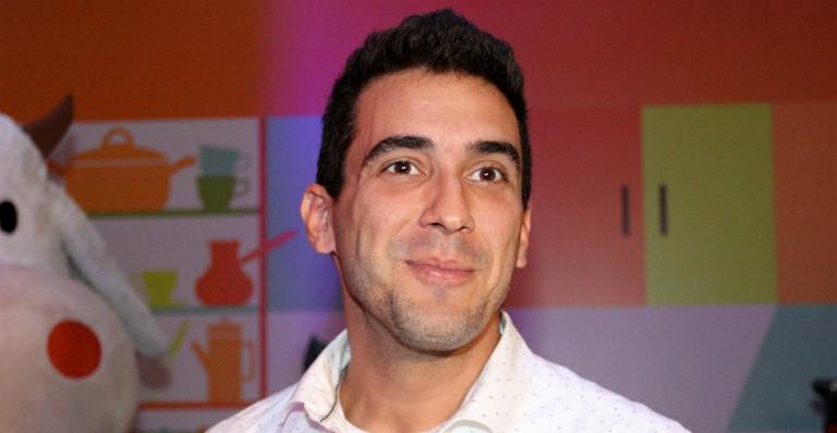 André Marques aparece sem camisa e recebe elogios pela boa forma