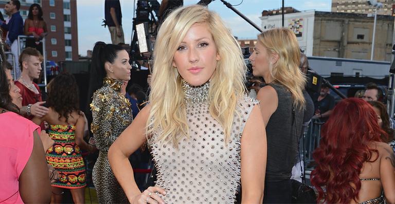 Carro de Ellie Goulding afunda em lago congelado e cantora escapa por pouco