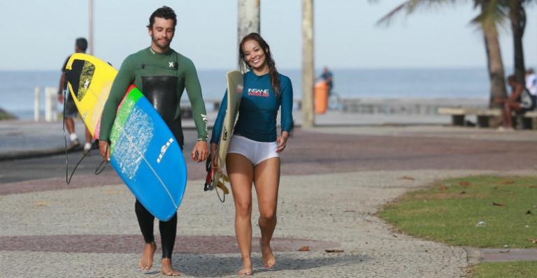 Carol Nakamura demonstra habilidade em aula de surfe no Rio de Janeiro