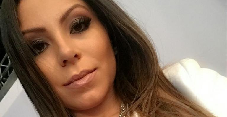 Andressa Ferreira faz selfie com super decote