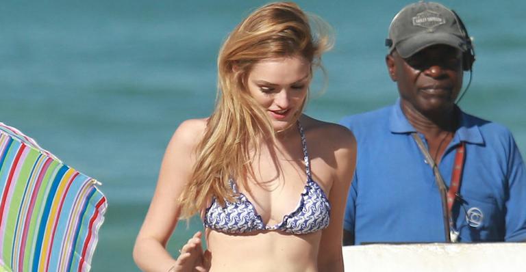 Isabelle Drummond grava cenas da novela ‘Sete Vidas’ em praia