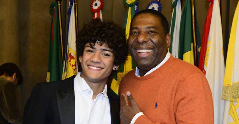 Gabriel Santana, o Mosca de ‘Chiquititas’, ganha prêmio das mãos de Netinho de Paula