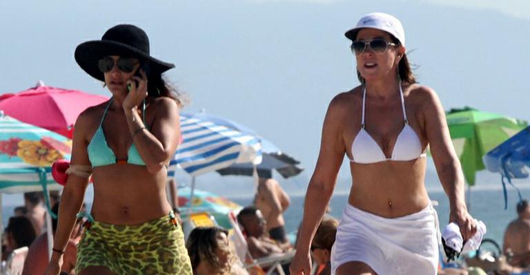 De biquíni, Zilu e Adriana Sorrentino aproveitam dia de folga para caminhar na praia