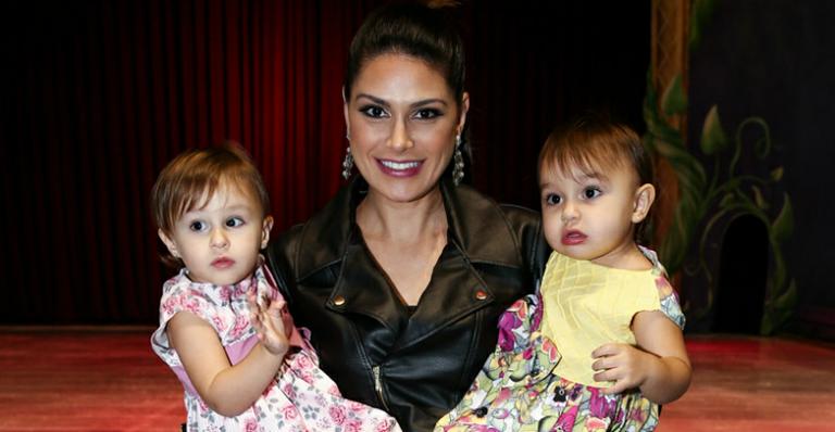 Kiara, filha de Natalia Guimarães e Leandro, se declara em inglês para Maya