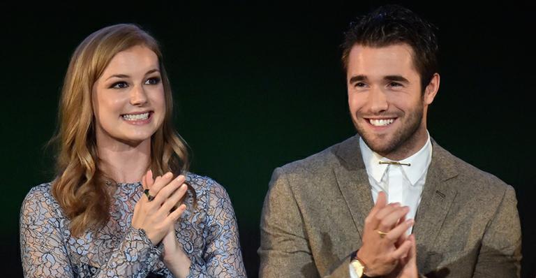 Emily VanCamp e Josh Bowman anunciam o noivado
