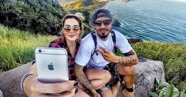 Fernando Medeiros faz trilha com Aline Gotschalg e se declara para a loira