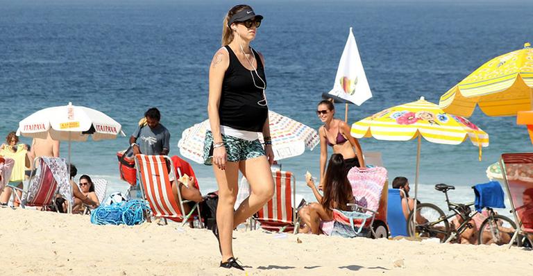 Grávida de gêmeos, Luana Piovani exibe o barrigão após caminhada na praia e brinca: ‘Lua cheia’