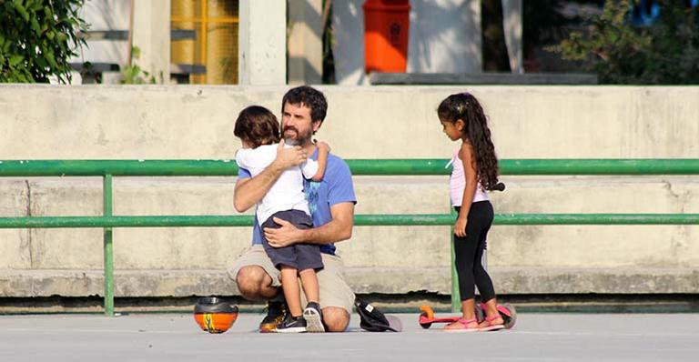 Eriberto Leão brinca com o filho na Lagoa Rodrigo de Freitas, no Rio