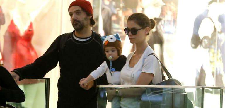 Alinne Moraes curte passeio com o filho e o marido