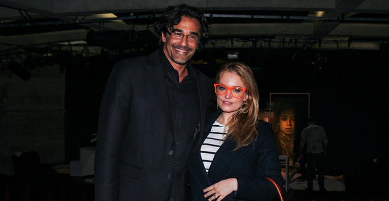 Em rara aparição, Luciana Vendramini prestigia peça do amigo Luciano Szafir