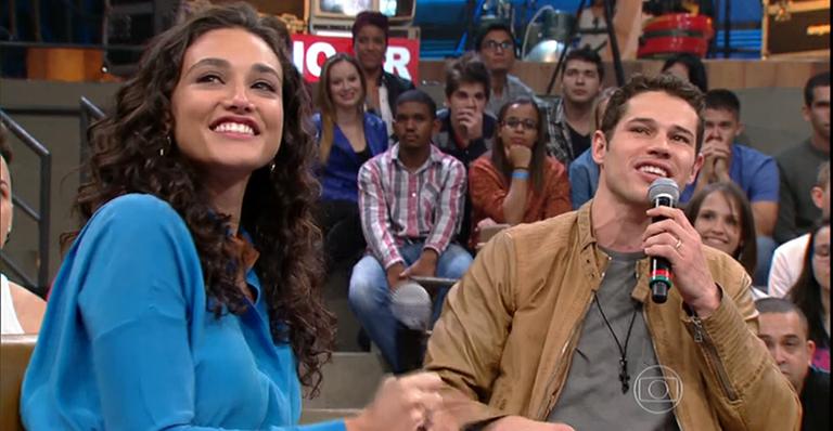 Débora Nascimento e José Loreto se casam escondidos da família no meio do deserto