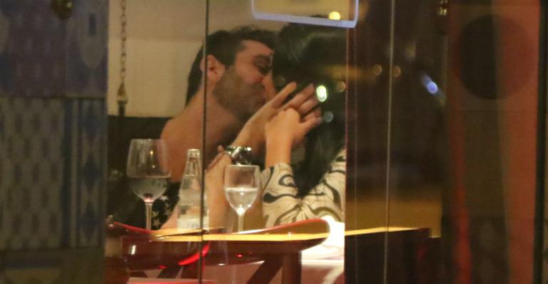 Amanda Djehdian troca beijos com rapaz em restaurante de São Paulo