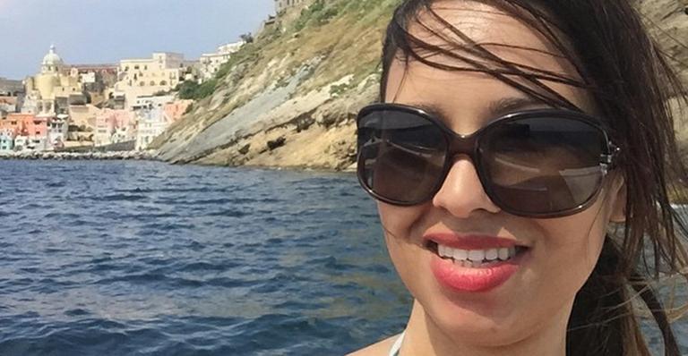 Ariadna Arantes posa de biquini na Itália: ‘Tô gordinha, mas tô na moda’