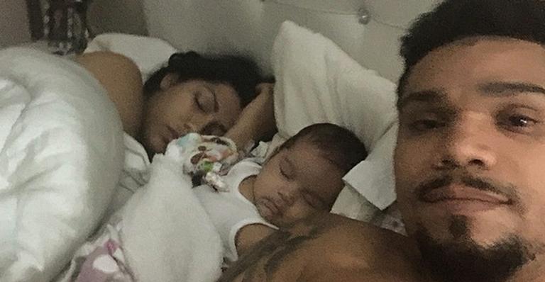 Naldo mostra foto com a mulher e a filha na cama: ‘Deu uma canseira na gente’