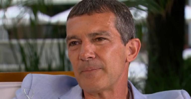 Antonio Banderas mostra suas habilidades em curso de moda