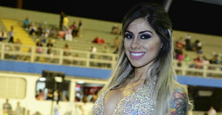 Vanessa Mesquita exibe boa forma com biquíni fio dental: “Sai de mim, gordura”