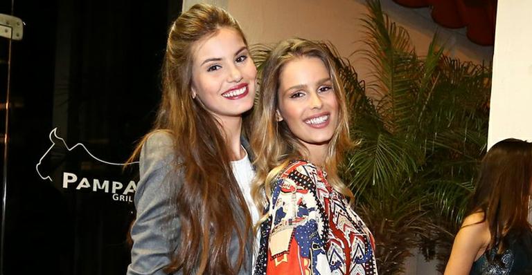 Elenco assiste ao 1º capítulo de ‘Verdades Secretas’