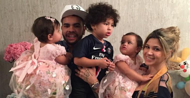 Dani Souza mostra o filho mais velho “trabalhando” no computador