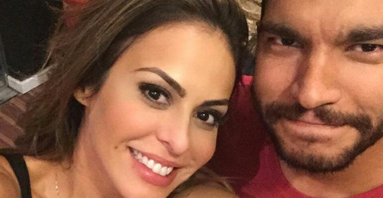 Alinne Rosa faz topless para mostrar nova tatuagem