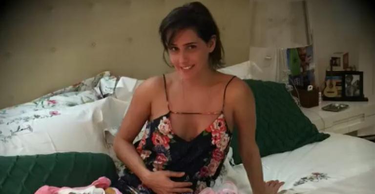 Deborah Secco mostra presentes que ganhou para a filha