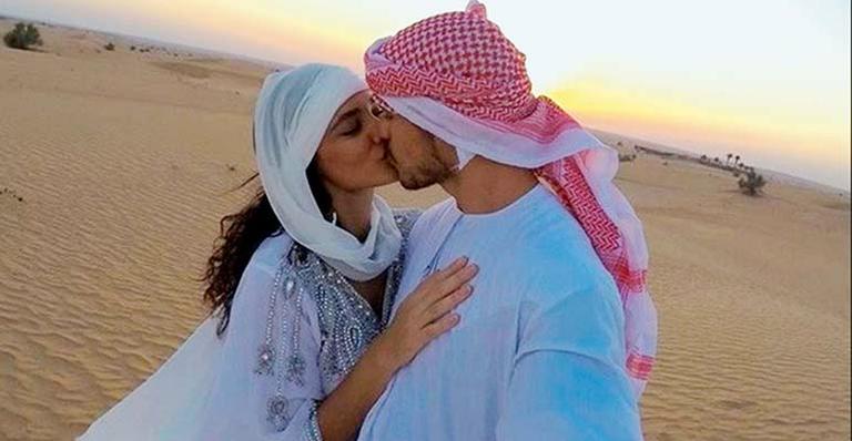 Débora Nascimento e José Loreto trocam juras de amor no deserto