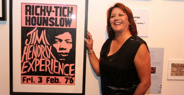 Irmã de Jimi Hendrix, Janie visita exposição em homenagem ao guitarrista