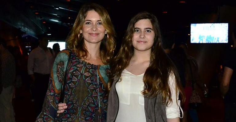 Cláudia Abreu leva a filha em show e chama atenção por semelhança