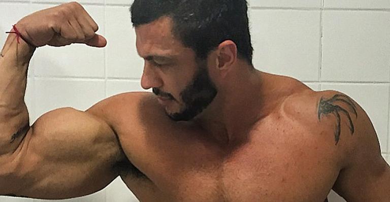 Com 120kg, ex-BBB Kléber Bambam mostra corpo musculoso