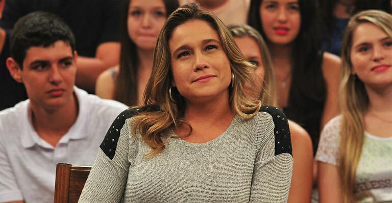 Sorridente, Fernanda Gentil posa com o filho no colo e faz texto reflexivo