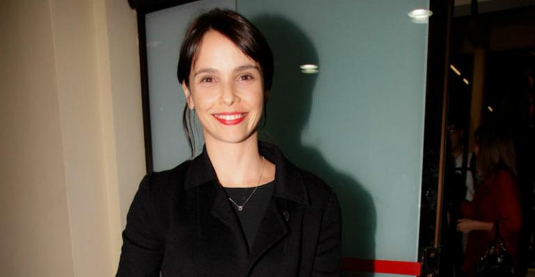 Débora Falabella estreia como figurinista em espetáculo teatral em São Paulo