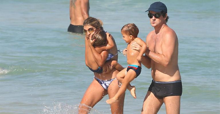 Marcelo Serrado se diverte com a mulher e os filhos na praia