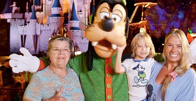 Adriane Galisteu viaja para Disney com o clã