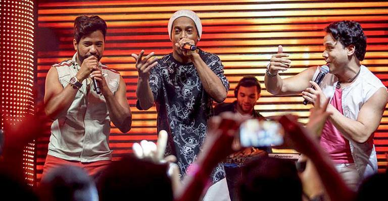 Ronaldinho, João Lucas e Marcelo gravam clipe de ‘Chover para Cima’