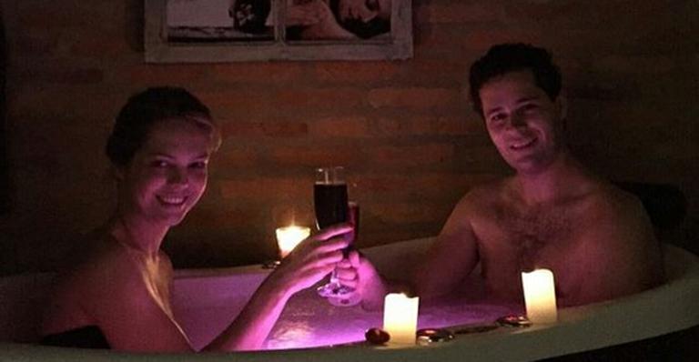 Clima de romance! Pedro Leonardo brinda com a namorada em banheira