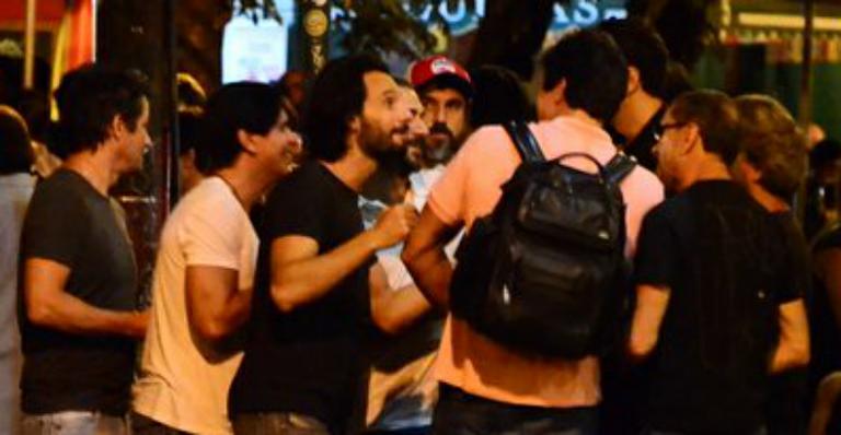 Rodrigo Santoro curte noitada com atores globais no Rio