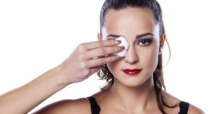 Veja as dicas para remover a maquiagem na hora da preguiça
