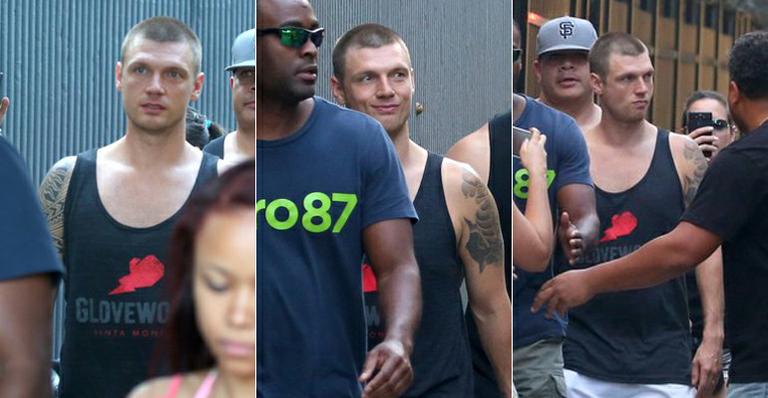 Nick Carter, do ‘Backstreet Boys’, é rodeado por fãs no Rio de Janeiro