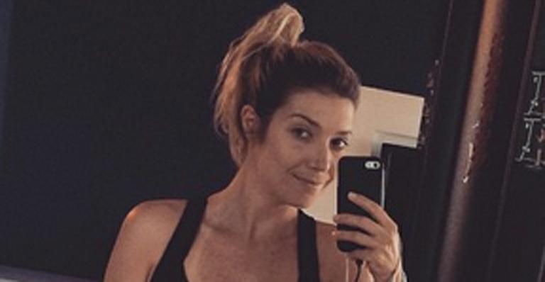 Luiza Possi exibe barriga negativa em dia de treino