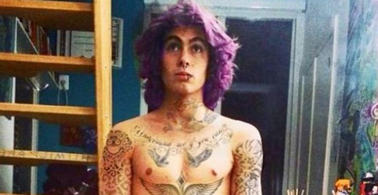 Protagonista de ‘Malhação’, Rafael Vitti aparece de cabelo roxo e todo tatuado em foto