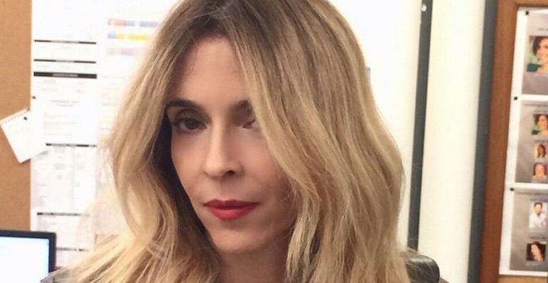 Deborah Evelyn muda o visual e fica loira