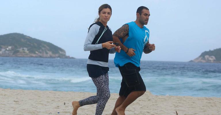 Grazi Massafera corre na praia da Barra da Tijuca, no Rio de Janeiro