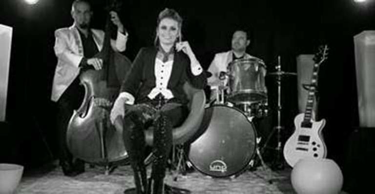 Cantora Renata Fausti lança clipe de ‘Aventura’ em comemoração ao Dia dos Namorados