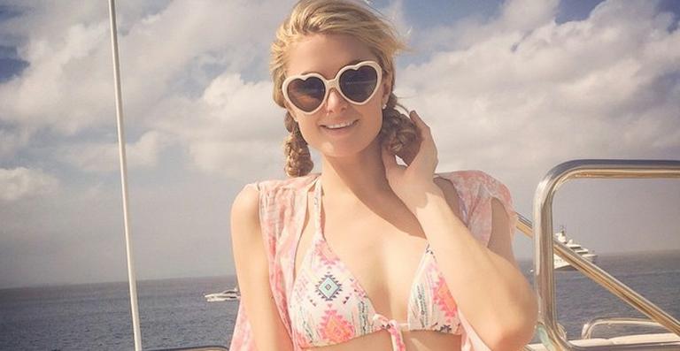Paris Hilton exibe boa forma de biquíni no sábado de sol