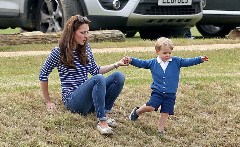 Kate Middleton usa calça coladinha e mostra boa forma em passeio com Príncipe George