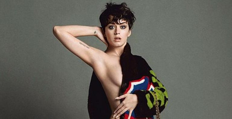 Katy Perry aparece quase nua em foto para Moschino