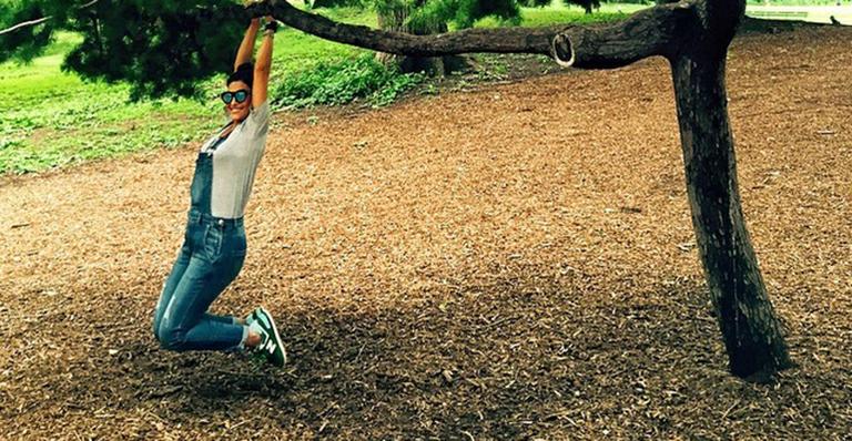 Em Nova York, Juliana Paes se pendura em árvore do Central Park