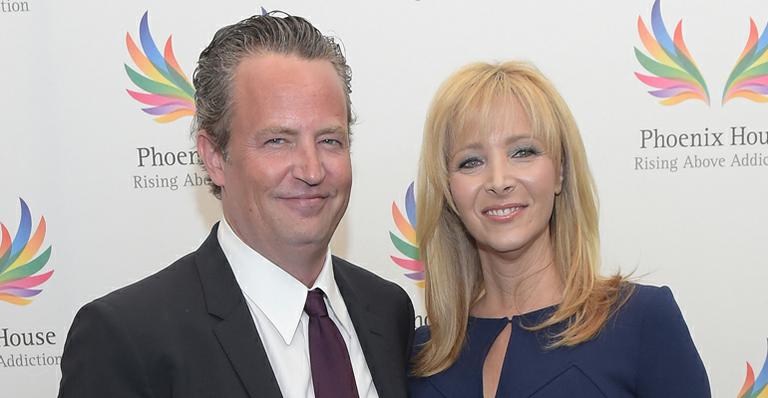 Matthew Perry, de Friends, exagera no bronzeado em premiação com Lisa Kudrow